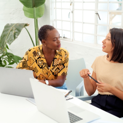 femmes à un bureau en situation de conseil en gestion de flotte automobile